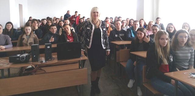 Доцент І.М.Чорна із студентами КЕПІТ